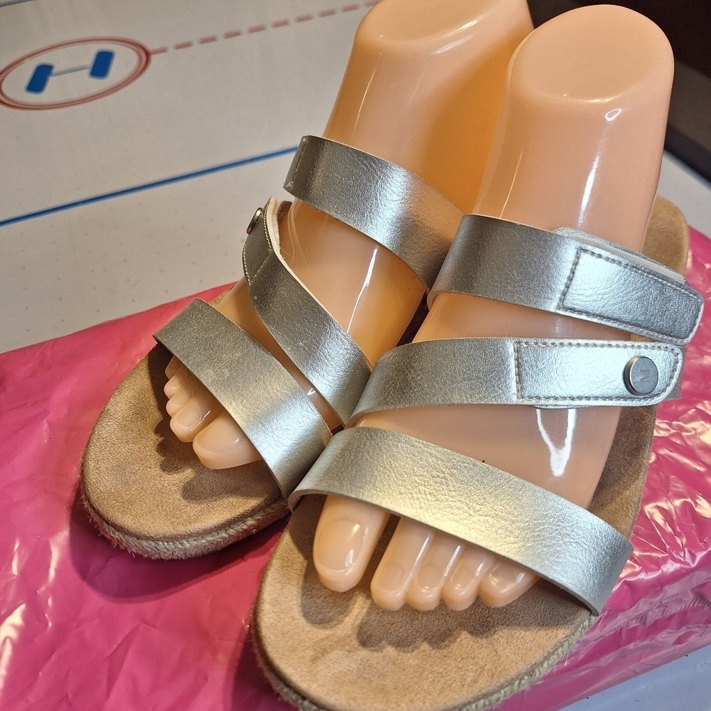 Skechers Silver Sandals with Metallic Straps. Size 7